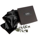 Der Seidenkissenbezug „Obsidian Silk“. Seidenkissenbezug. Luxuriöser schwarzer seidenkissenbezug, der perfekt zu modernem und minimalistischen interieur passt.