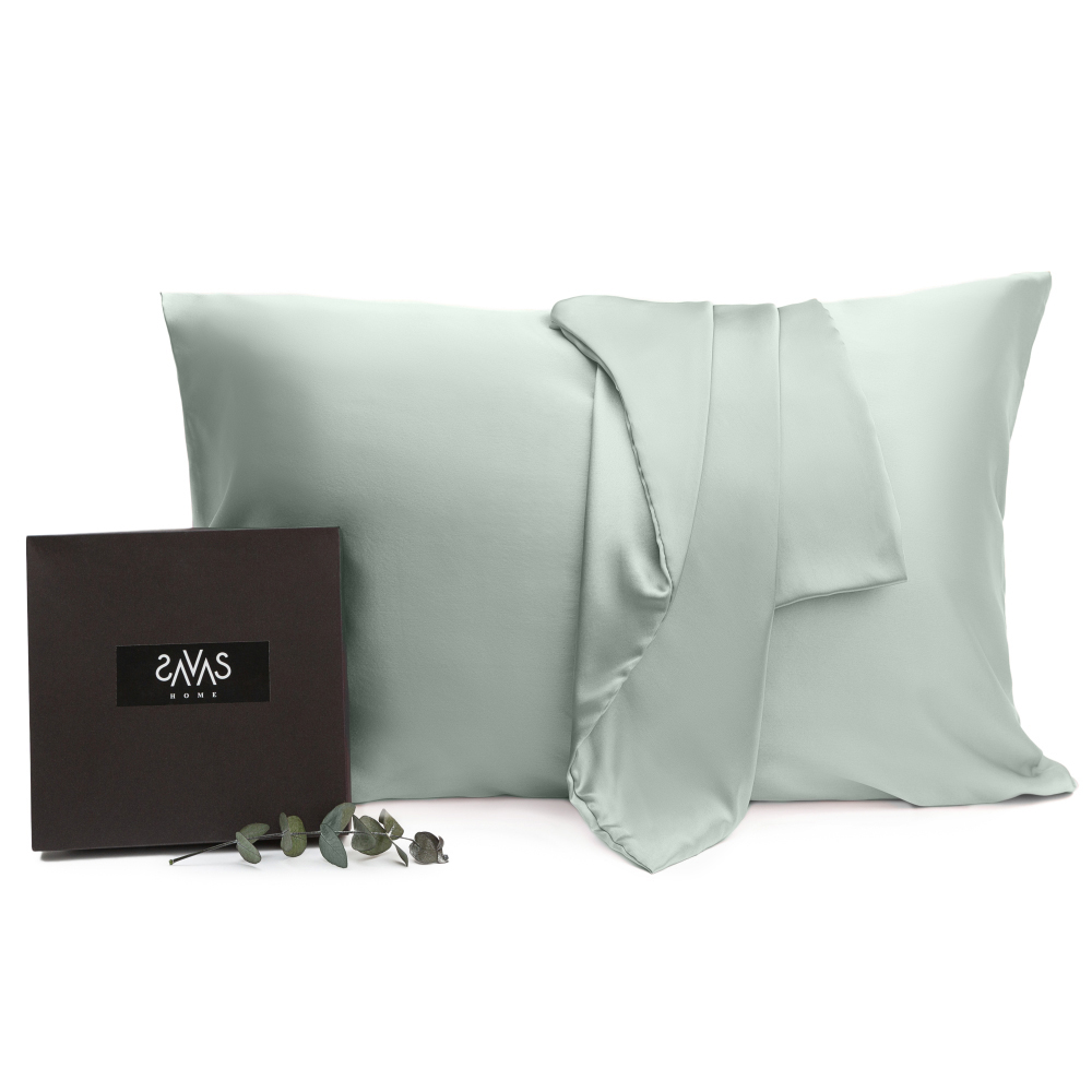 Der Seidenkissenbezug „Spearmint“. Seidenkissenbezug. Mintfarbener seidenkissenbezug mit einer kühlen, glatten textur für ein erfrischendes und luxuriöses schlaferlebnis.