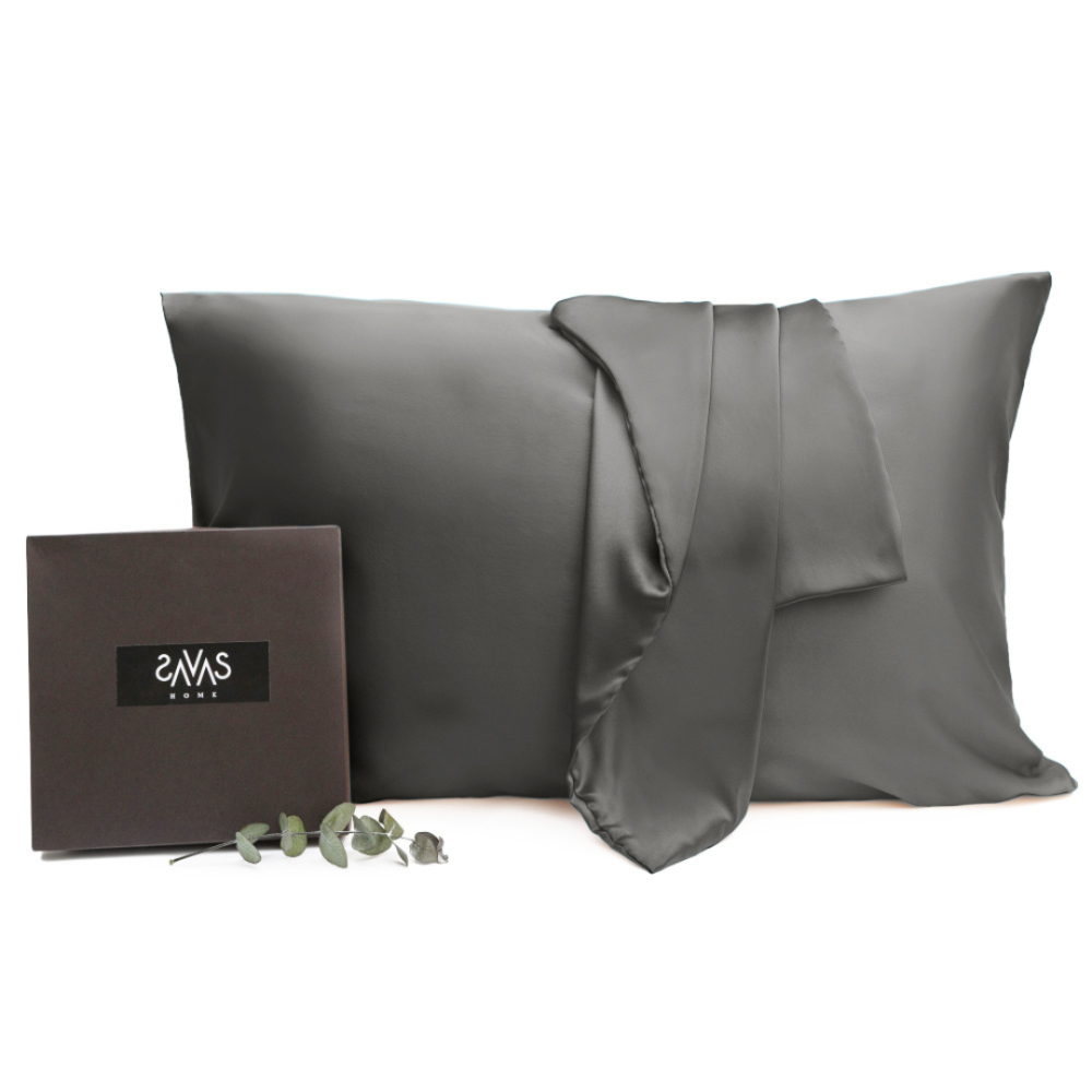 Der Seidenkissenbezug "Storm". Seidenkissenbezug. Eleganter grauer seidenkissenbezug, der einen weichen, luxuriösen touch für einen ruhigen und erholsamen schlaf bietet.