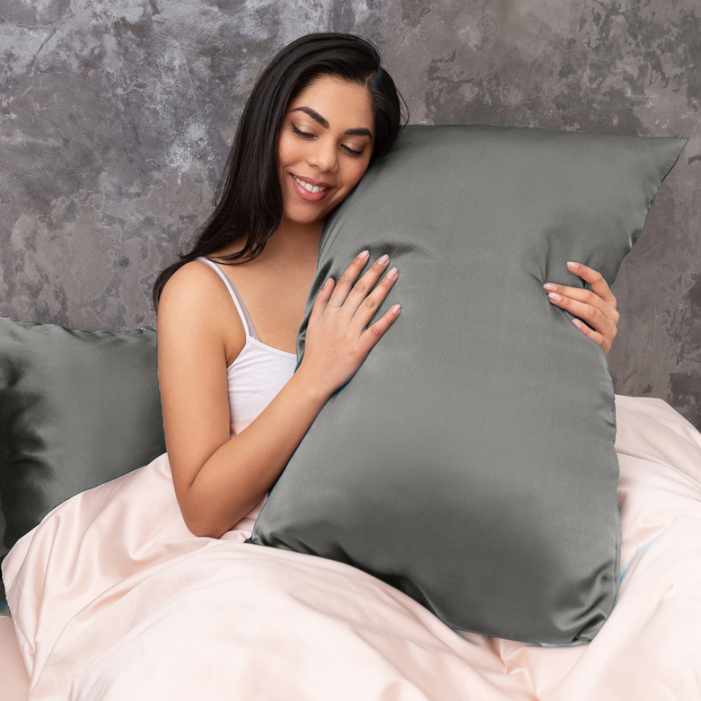 Der Seidenkissenbezug "Storm". Seidenkissenbezug. Glatter grauer seidenkissenbezug, ideal, um die gesundheit von haaren und haut zu erhalten und gleichzeitig ihrem bett eine elegante note zu verleihen