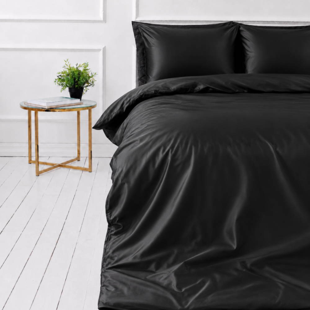 Seidenbettwäsche set "Onyx Silk". Bettwäsche sets, 200x220 cm. Stilvolles schwarzes seidenbettzeug mit edlem glanz und glatter, feiner oberfläche. Seidenbettwäsche set "Onyx Silk". Bettwäsche sets, 200x220 cm. Stilvolles schwarzes seidenbettzeug mit edlem glanz und glatter, feiner oberfläche.