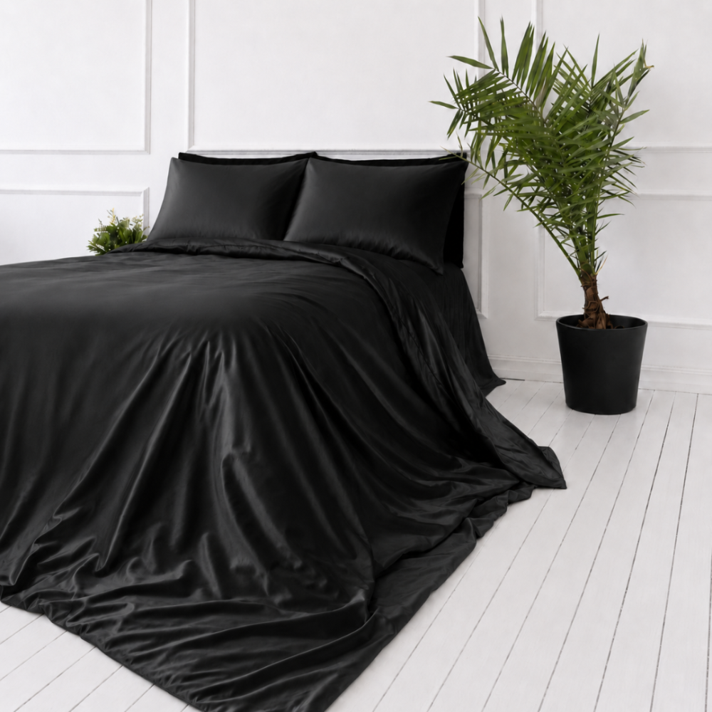 Seidenbettwäsche set "Onyx Silk". Bettwäsche sets, 200x220 cm. Luxuriöses schwarzes seidenbettzeug mit intensivem schimmer und weichen drapierungen. Seidenbettwäsche set "Onyx Silk". Bettwäsche sets, 200x220 cm. Luxuriöses schwarzes seidenbettzeug mit intensivem schimmer und weichen drapierungen.