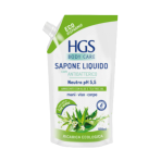Flüssige Handseife „HGS liquid soap“. Seife. Hgs flüssigseife in einer transparenten flasche am waschbeckenrand neben einem handtuch Flüssige Handseife „HGS liquid soap“. Seife. Hgs flüssigseife in einer transparenten flasche am waschbeckenrand neben einem handtuch