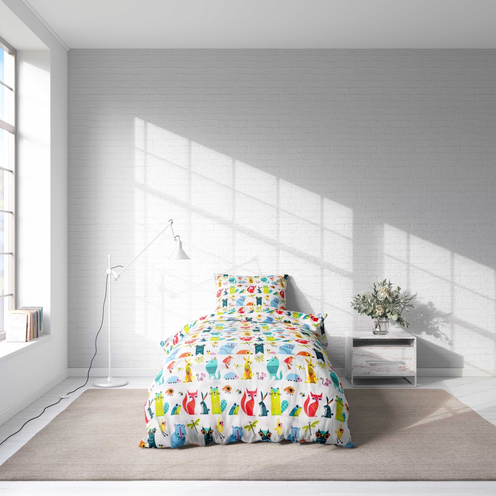 Kinderbettwäsche set "Dwellers". Kinderbettwäsche, 135/140x200 cm. Bezaubernde kinderbettwäsche in weiß mit einer menagerie bunter wildtiere, die die fantasie anregen.
