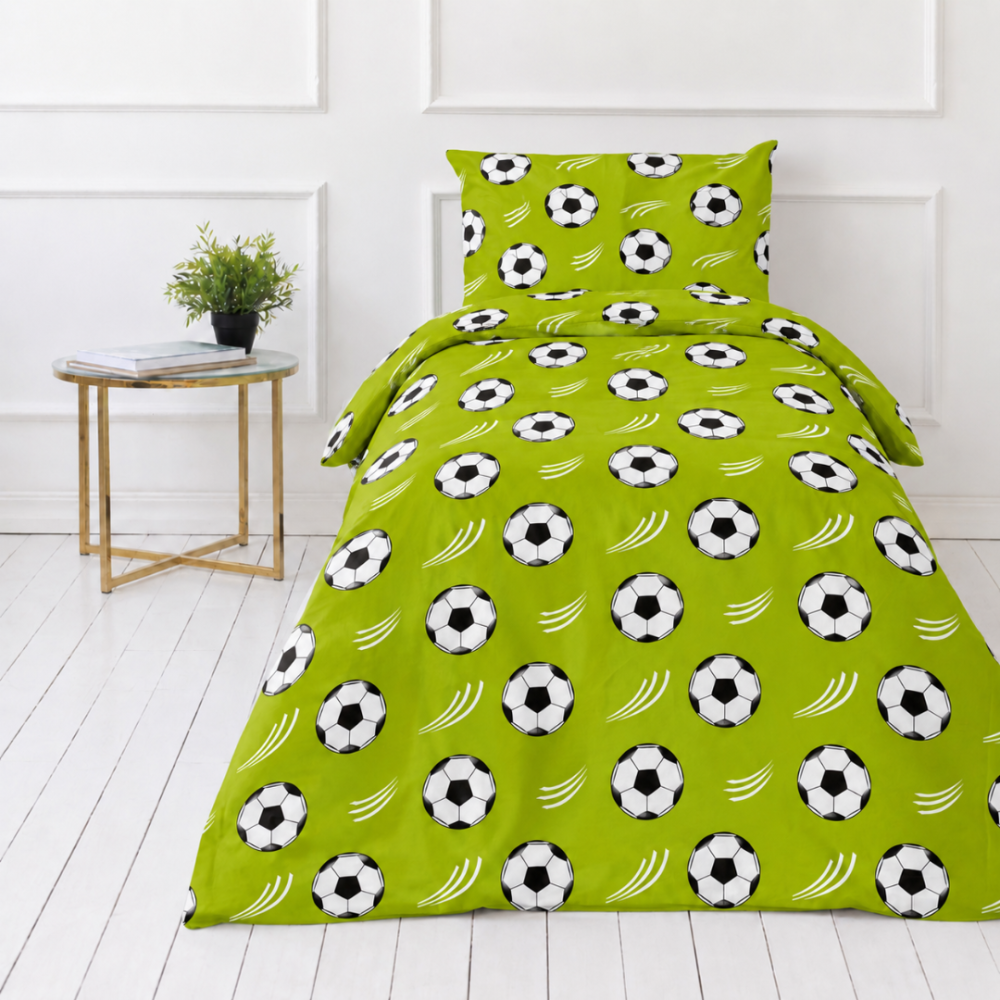 Kinderbettwäsche set "Football Frenzy". Orangene Bettwäsche, 100x140 cm, 135/140x200 cm. Grüne bettwäschegarnitur mit fußballmuster und weißen dynamischen akzenten Kinderbettwäsche set "Football Frenzy". Orangene Bettwäsche, 100x140 cm, 135/140x200 cm. Grüne bettwäschegarnitur mit fußballmuster und weißen dynamischen akzenten