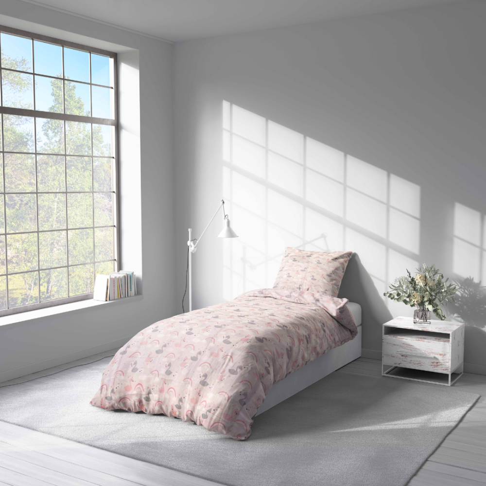 Kinderbettwäsche set "Swan Dreams". Kinderbettwäsche, 135/140x200 cm. Kinderbettwäsche-set mit schwänen und zarten rosatönen, ergänzt durch regenbogenfarben.