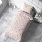 Kinderbettwäsche set "Swan Dreams". Kinderbettwäsche, 135/140x200 cm. Sanfter rosa hintergrund mit schwänen und regenbögen – ein verspieltes und beruhigendes design für das kinderzimmer.
