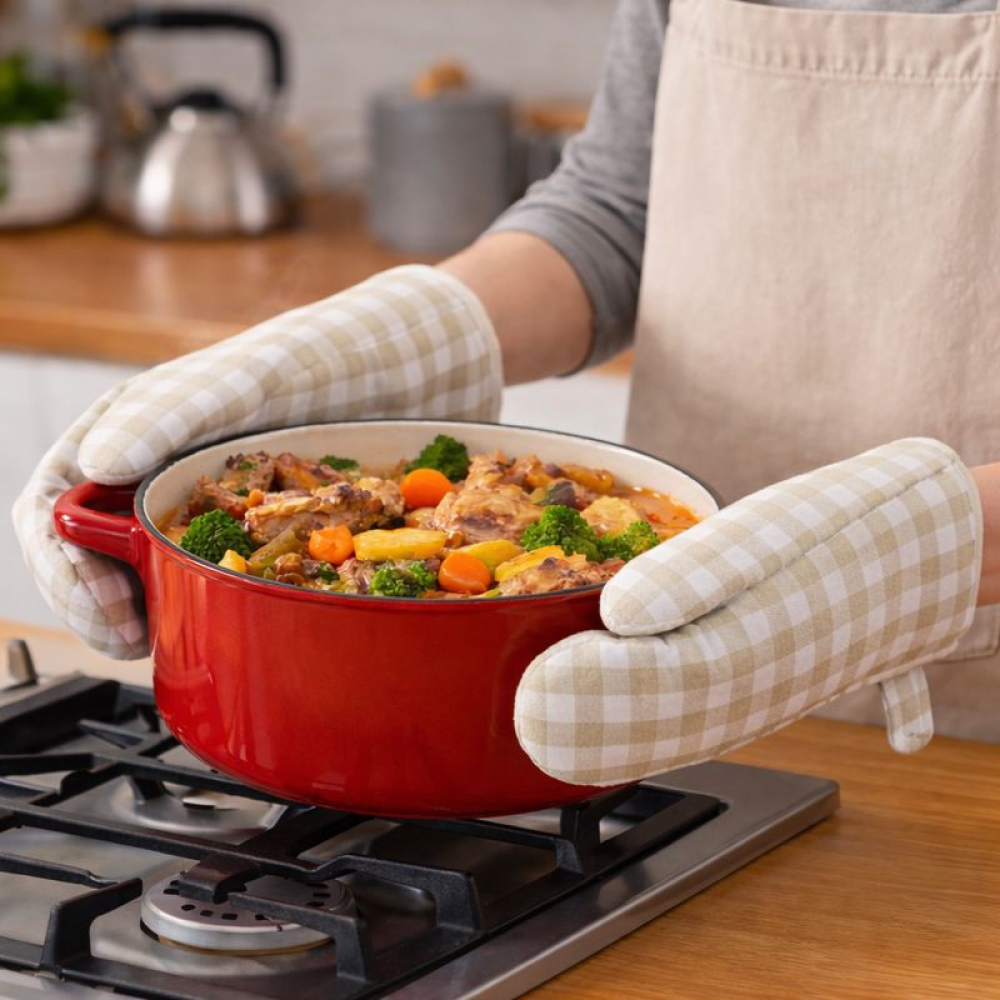 Ofenhandschuhe "Dusty Gingham glove". Ofenhandschuhe. Baumwoll-ofenhandschuh mit beige-weißem karomuster