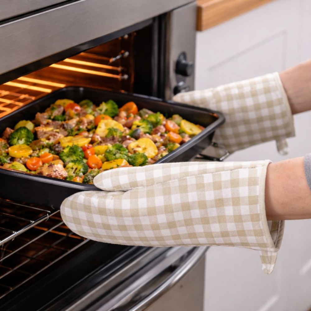 Ofenhandschuhe "Dusty Gingham glove". Ofenhandschuhe. Hitzebeständiger küchenhandschuh mit beigem karodesign