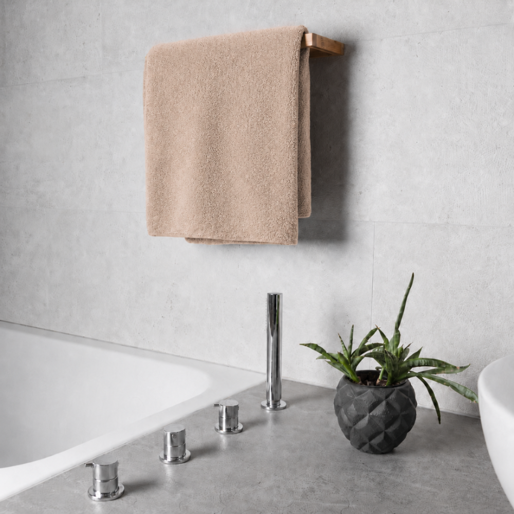Badetuch „Almond Softness“, 70x140 cm. Handtuch in cremigem sandbeige mit sanft strukturierter oberfläche Badetuch „Almond Softness“, 70x140 cm. Handtuch in cremigem sandbeige mit sanft strukturierter oberfläche