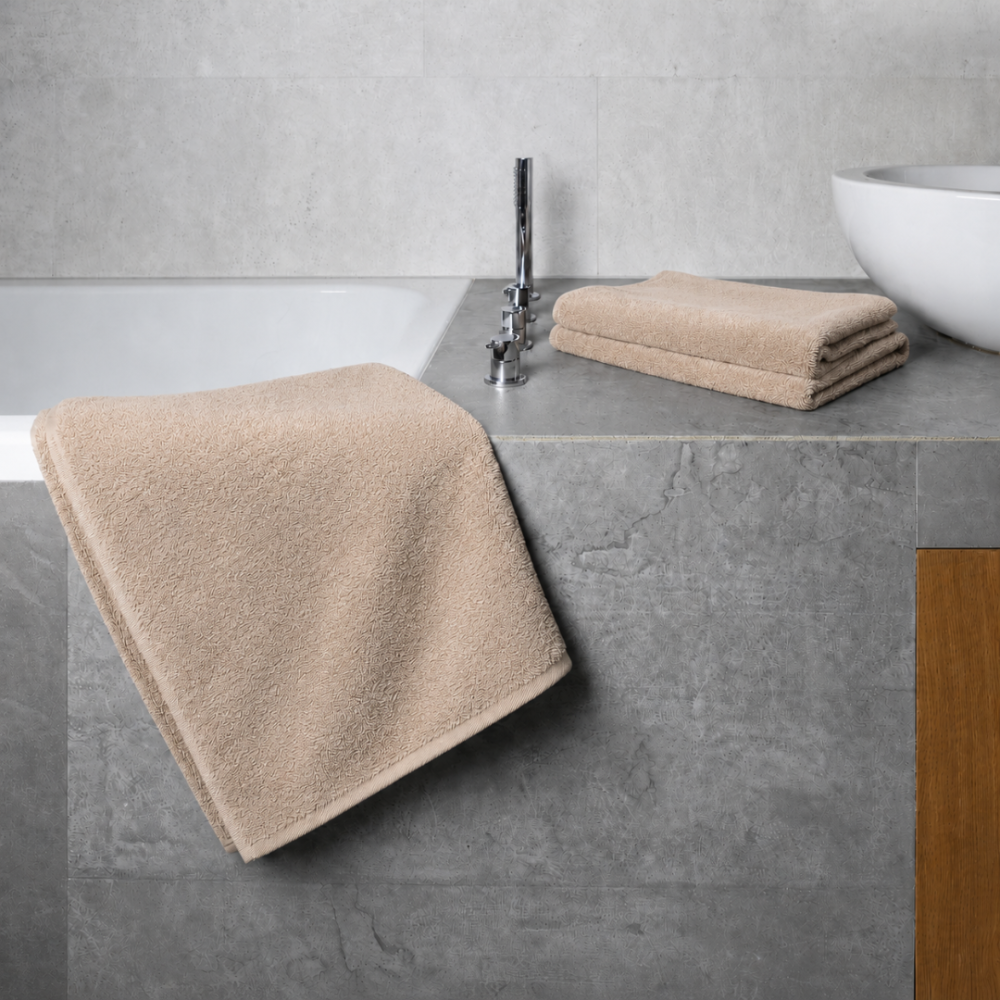 Badetuch „Almond Softness“, 70x140 cm. Elegantes handtuch in hellem braunton mit dezenter musterung Badetuch „Almond Softness“, 70x140 cm. Elegantes handtuch in hellem braunton mit dezenter musterung