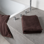 Badetuch „Brown towel“, 70x140 cm. Zusammengelegtes handtuch in warmem schokoladenbraun