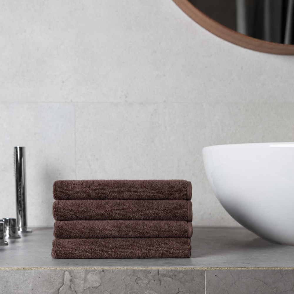 Badetuch „Brown towel“, 70x140 cm. Dunkelbraunes handtuch mit gleichmäßiger und dezenter oberfläche
