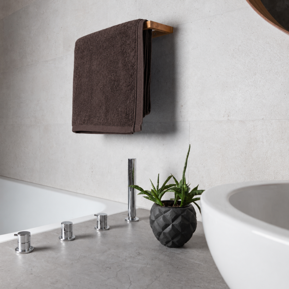 Badetuch „Brown towel“, 70x140 cm. Schlichtes dunkelbraunes handtuch im minimalistischen design
