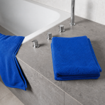 Badetuch „Dark blue towel“, 70x140 cm. Zusammengelegtes handtuch in kräftigem königsblau