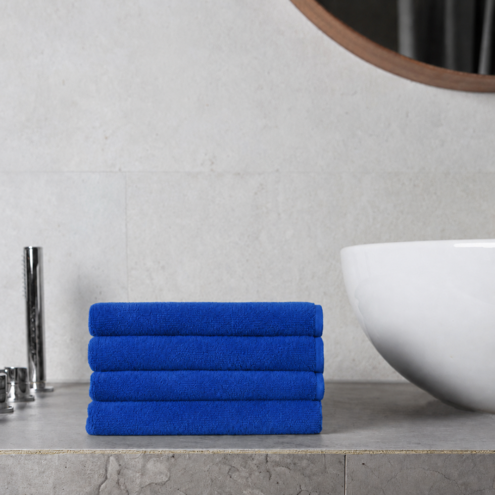 Badetuch „Dark blue towel“, 70x140 cm. Blaues handtuch mit gleichmäßiger und dezenter oberfläche