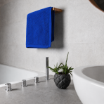 Badetuch „Dark blue towel“, 70x140 cm. Schlichtes blaues handtuch im minimalistischen stil