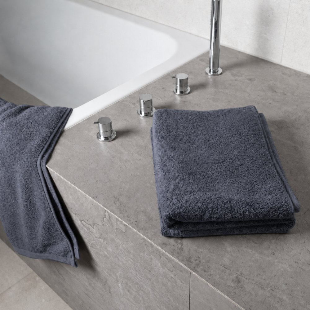 Badetuch „Grey towel“, 70x140 cm. Graues handtuch mit gleichmäßiger und dezenter oberfläche Badetuch „Grey towel“, 70x140 cm. Graues handtuch mit gleichmäßiger und dezenter oberfläche
