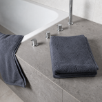 Badetuch „Grey towel“, 70x140 cm. Graues handtuch mit gleichmäßiger und dezenter oberfläche Badetuch „Grey towel“, 70x140 cm. Graues handtuch mit gleichmäßiger und dezenter oberfläche