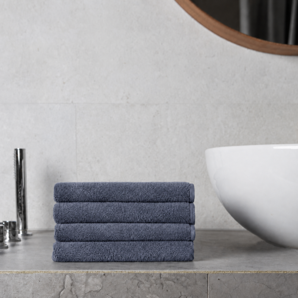 Badetuch „Grey towel“, 70x140 cm. Zusammengelegtes handtuch in elegantem graphitgrau Badetuch „Grey towel“, 70x140 cm. Zusammengelegtes handtuch in elegantem graphitgrau
