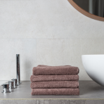 Badetuch „Light Brown towel“, 70x140 cm. Schlichtes braungraues handtuch im minimalistischen stil