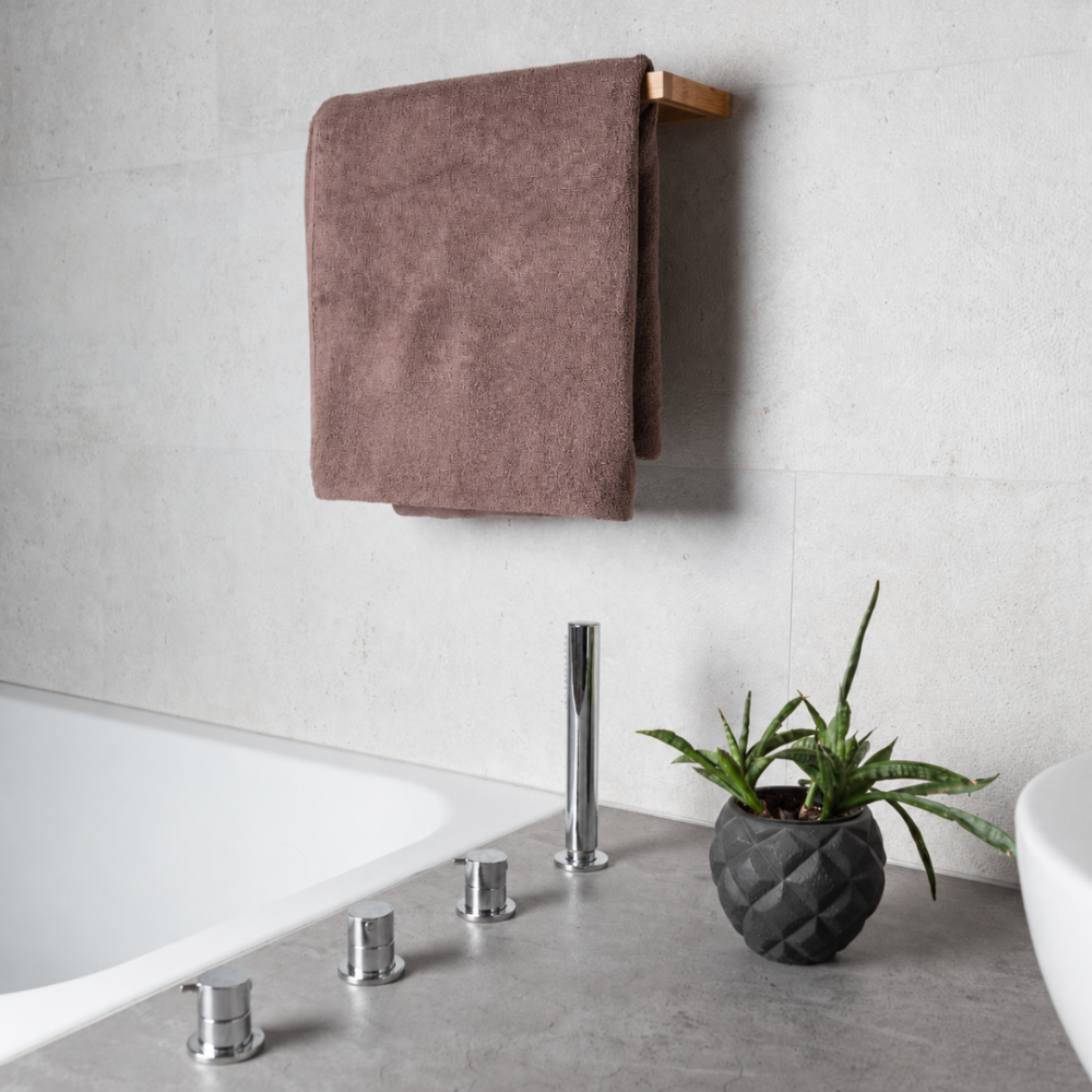 Badetuch „Light Brown towel“, 70x140 cm. Zusammengelegtes handtuch in sanftem graubraun