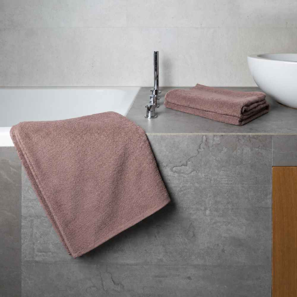 Badetuch „Light Brown towel“, 70x140 cm. Braungraues handtuch mit gleichmäßiger und dezenter oberfläche