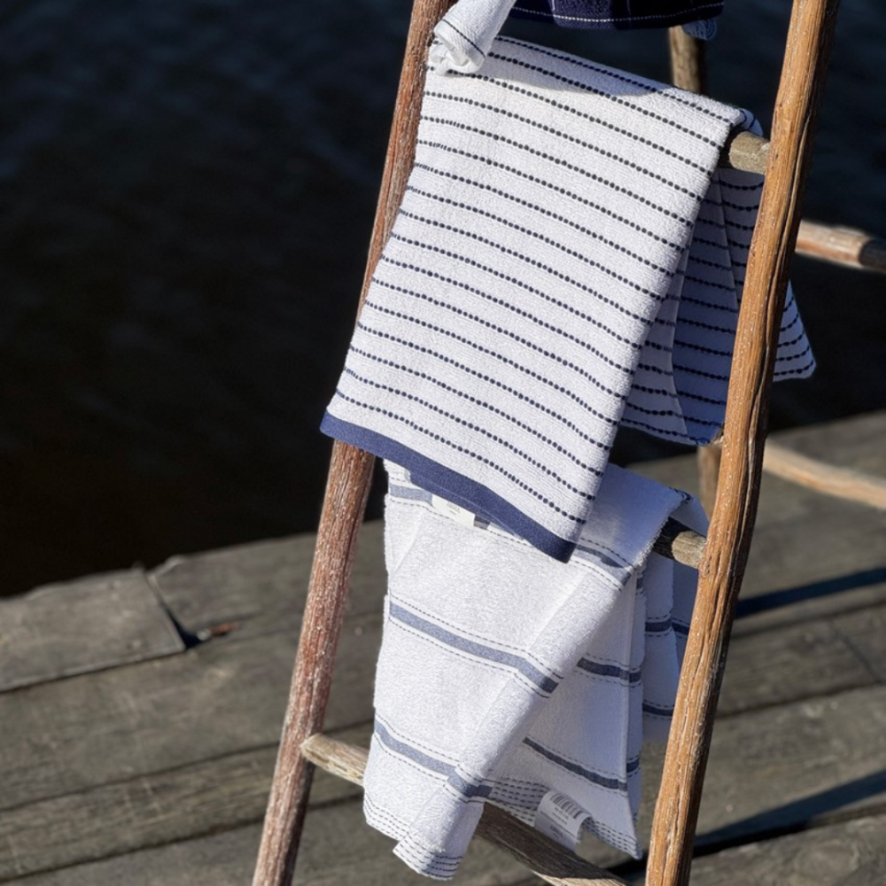 Badetuch „Marine Stripe“, 70x130 cm. Weißes gestreiftes badetuch mit dunkelblauem abschluss Badetuch „Marine Stripe“, 70x130 cm. Weißes gestreiftes badetuch mit dunkelblauem abschluss