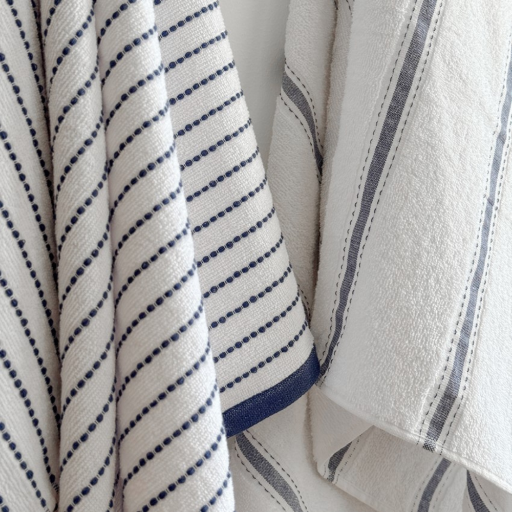 Badetuch „Marine Stripe“, 70x130 cm. Weißes handtuch mit feinen blauen linien und markanter umrandung Badetuch „Marine Stripe“, 70x130 cm. Weißes handtuch mit feinen blauen linien und markanter umrandung