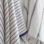 Badetuch „Marine Stripe“, 70x130 cm. Weißes handtuch mit feinen blauen linien und markanter umrandung Badetuch „Marine Stripe“, 70x130 cm. Weißes handtuch mit feinen blauen linien und markanter umrandung