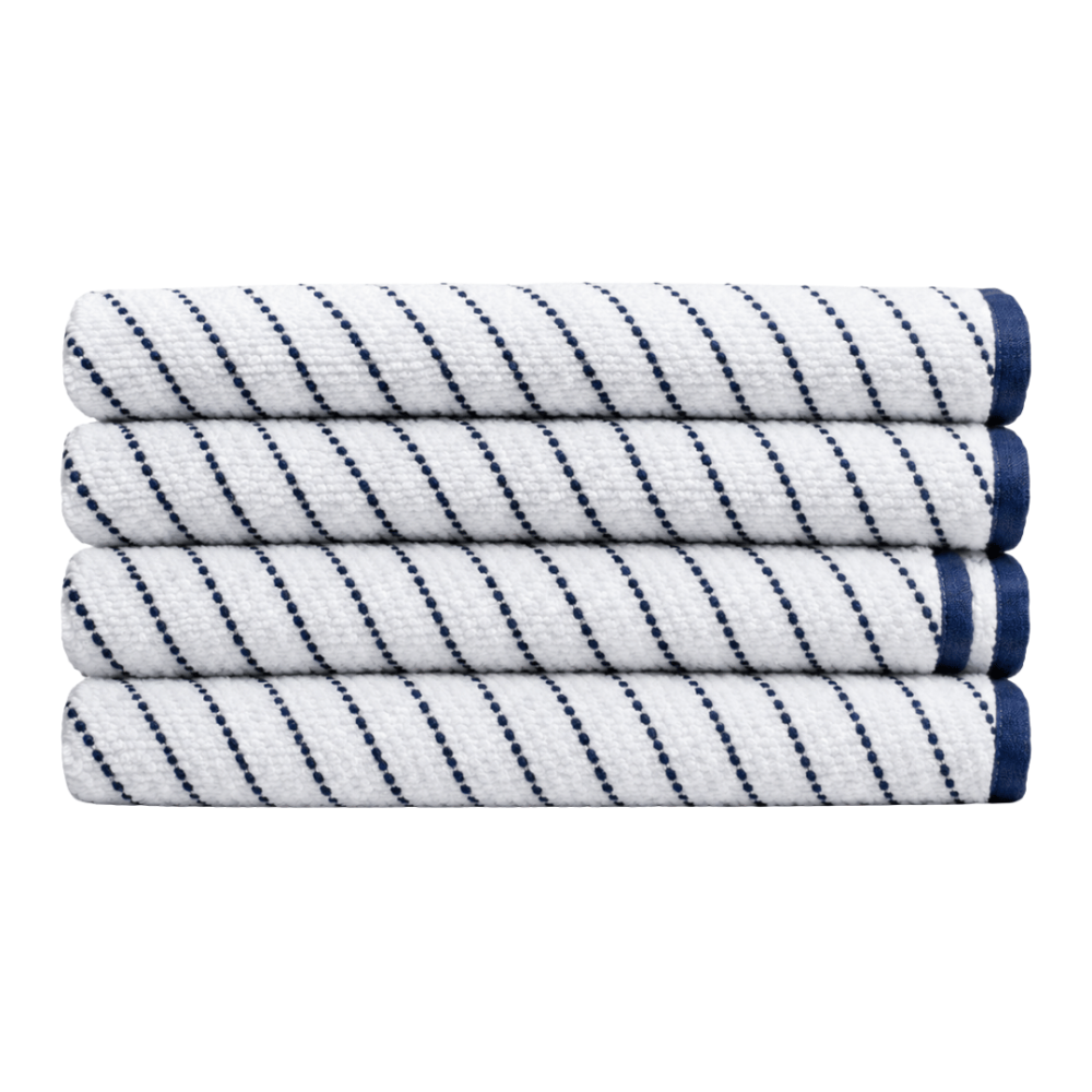 Badetuch „Marine Stripe“, 70x130 cm. Weißes badetuch mit schmalen dunkelblauen streifen und blauem abschluss. Badetuch „Marine Stripe“, 70x130 cm. Weißes badetuch mit schmalen dunkelblauen streifen und blauem abschluss.