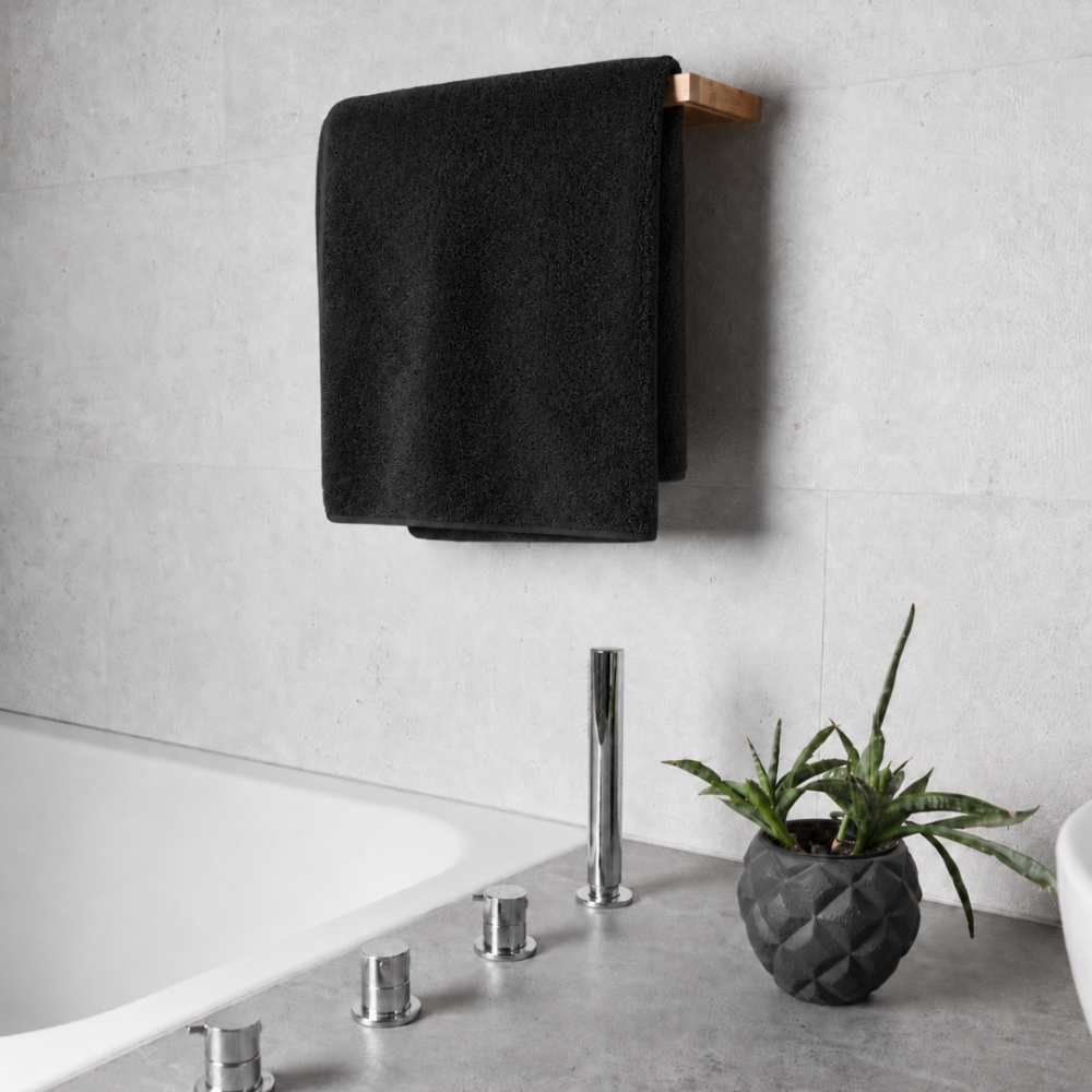 Badetuch „Obsidian Softness“, 70x140 cm. Schlichte schwarze handtücher mit sauber verarbeitetem rand