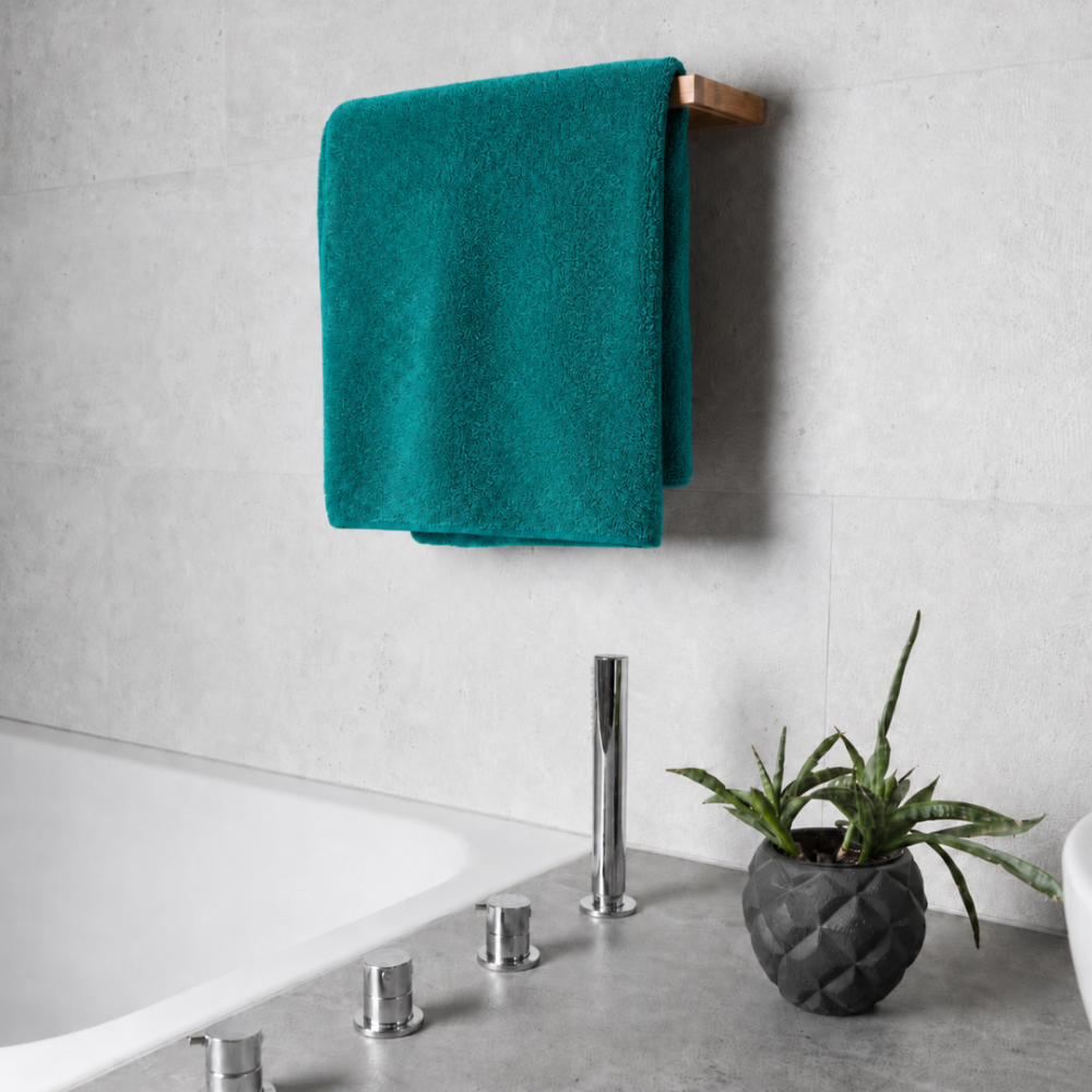 Badetuch „Pond Softness“, 70x140 cm. Türkises handtuch mit feiner, dezenter stoffoberfläche Badetuch „Pond Softness“, 70x140 cm. Türkises handtuch mit feiner, dezenter stoffoberfläche