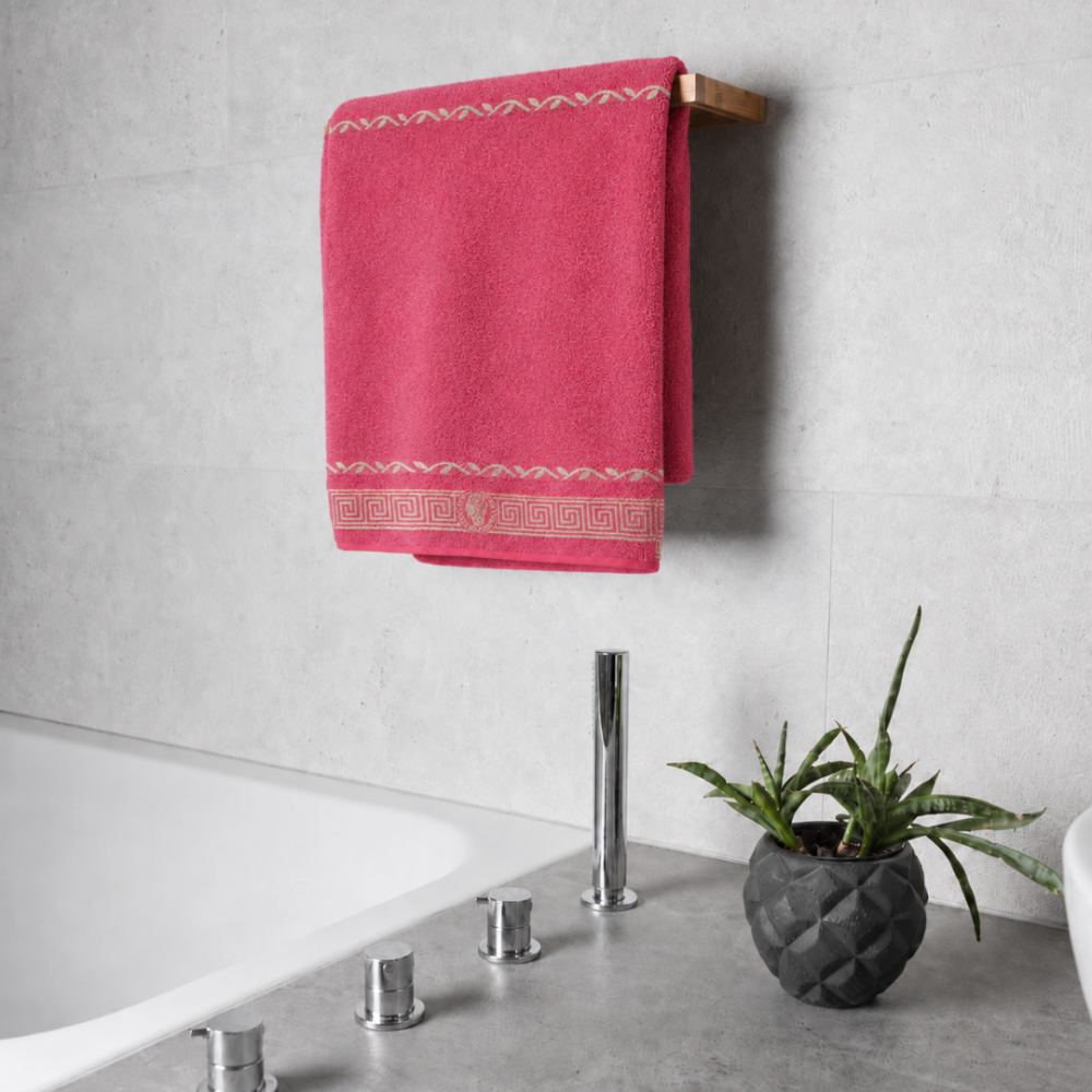 Badetuch „Red olympian“, 50x100 cm, 70x140 cm. Elegantes rosa handtuch, das eine gemütliche atmosphäre im badezimmer schafft.