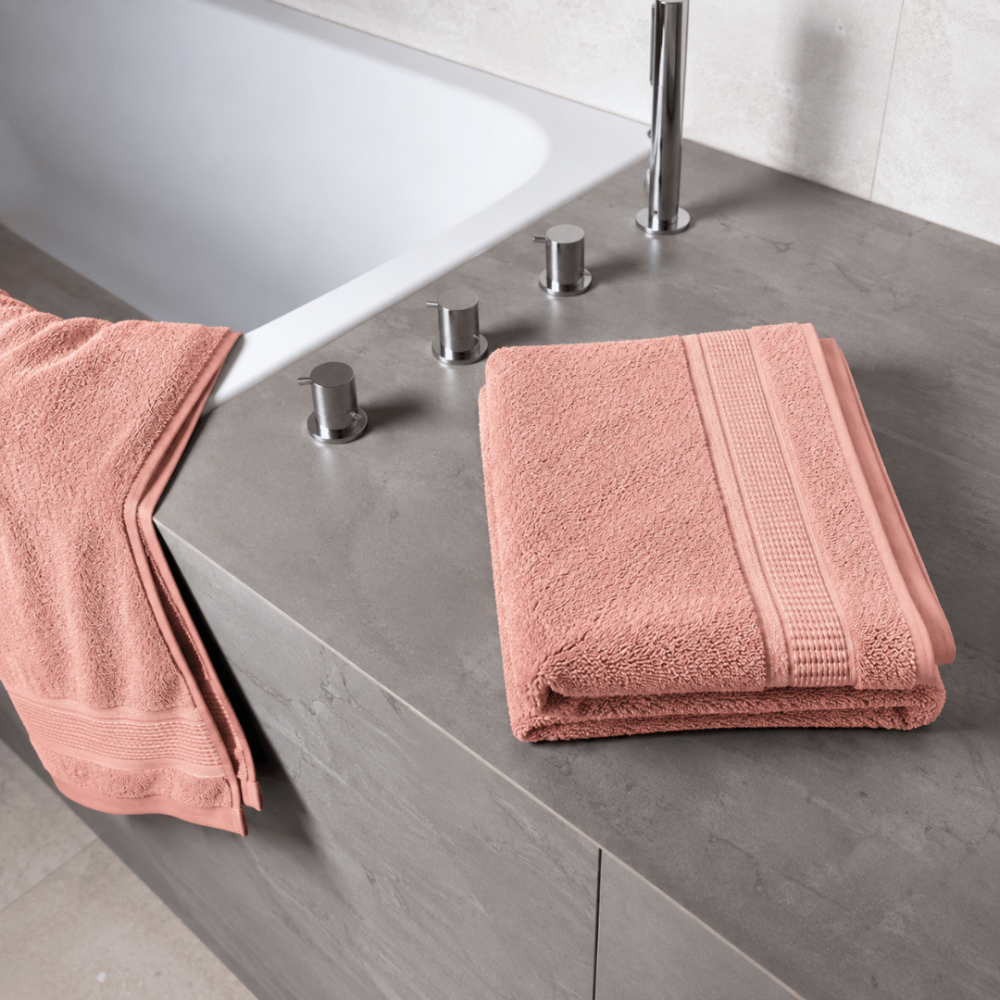 Badetuch „Royal Coral towel“, 70x140 cm. Pastellrosa badetuch mit feiner oberflächenstruktur und dekorativem abschluss. Badetuch „Royal Coral towel“, 70x140 cm. Pastellrosa badetuch mit feiner oberflächenstruktur und dekorativem abschluss.
