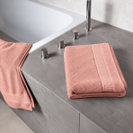 Badetuch „Royal Coral towel“, 70x140 cm. Pastellrosa badetuch mit feiner oberflächenstruktur und dekorativem abschluss. Badetuch „Royal Coral towel“, 70x140 cm. Pastellrosa badetuch mit feiner oberflächenstruktur und dekorativem abschluss.