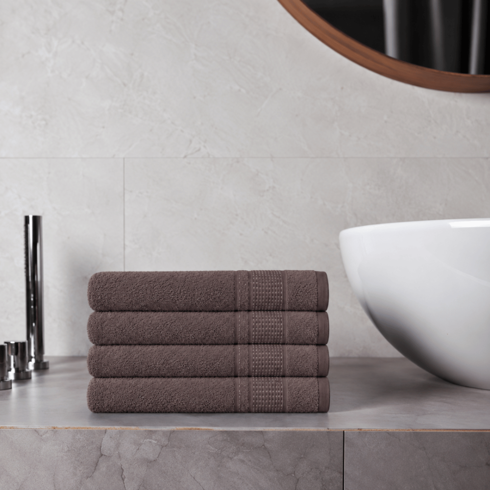 Badetuch „Royal Brown towel“, 70x140 cm. Sattbraunes badetuch mit einer stilvollen gestreiften zierbordüre. Badetuch „Royal Brown towel“, 70x140 cm. Sattbraunes badetuch mit einer stilvollen gestreiften zierbordüre.