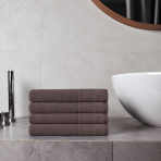 Badetuch „Royal Brown towel“, 70x140 cm. Sattbraunes badetuch mit einer stilvollen gestreiften zierbordüre. Badetuch „Royal Brown towel“, 70x140 cm. Sattbraunes badetuch mit einer stilvollen gestreiften zierbordüre.