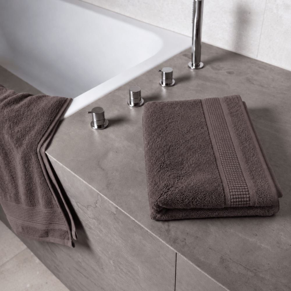 Badetuch „Royal Brown towel“, 70x140 cm. Braunes badetuch mit strukturierter oberfläche und eleganter zierkante. Badetuch „Royal Brown towel“, 70x140 cm. Braunes badetuch mit strukturierter oberfläche und eleganter zierkante.