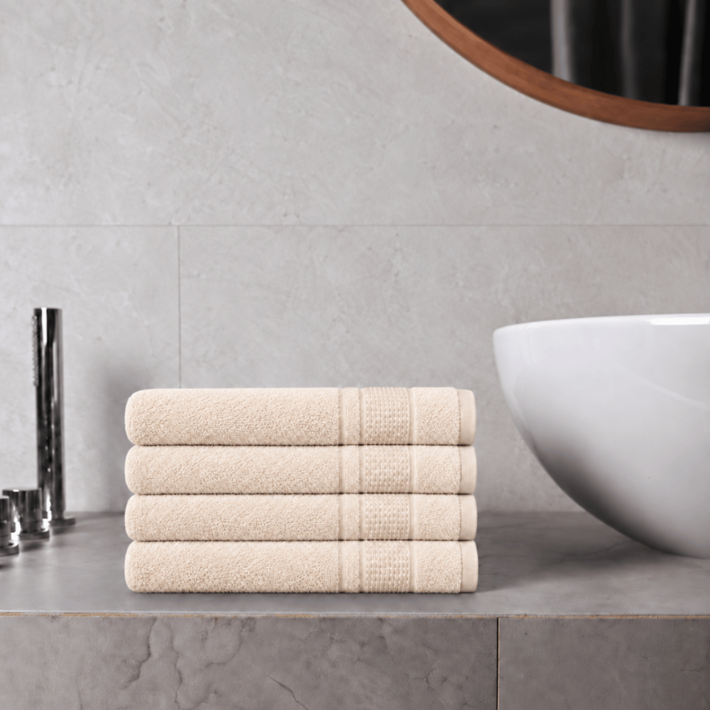 Badetuch „Royal Cream towel“, 70x140 cm. Helles cremefarbenes handtuch mit feinem rapportmuster in der bordüre.