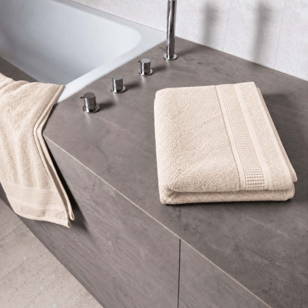 Badetuch „Royal Cream towel“, 70x140 cm. Warmtoniges cremefarbenes handtuch mit schmal umrahmtem zierband.