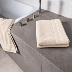 Badetuch „Royal Cream towel“, 70x140 cm. Warmtoniges cremefarbenes handtuch mit schmal umrahmtem zierband.