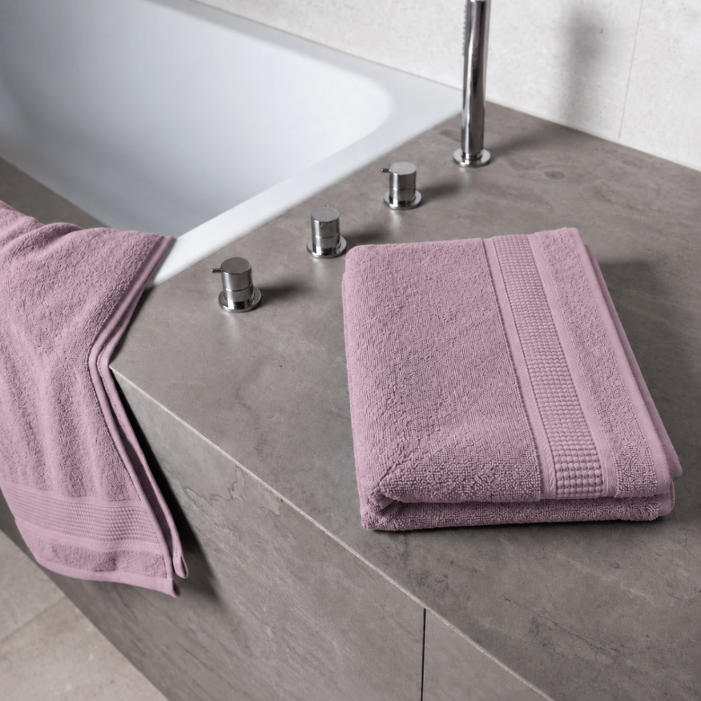 Badetuch „Royal Grape towel“, 70x140 cm. Violettes badetuch mit strukturierter oberfläche und eleganter zierkante. Badetuch „Royal Grape towel“, 70x140 cm. Violettes badetuch mit strukturierter oberfläche und eleganter zierkante.