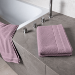 Badetuch „Royal Grape towel“, 70x140 cm. Violettes badetuch mit strukturierter oberfläche und eleganter zierkante. Badetuch „Royal Grape towel“, 70x140 cm. Violettes badetuch mit strukturierter oberfläche und eleganter zierkante.