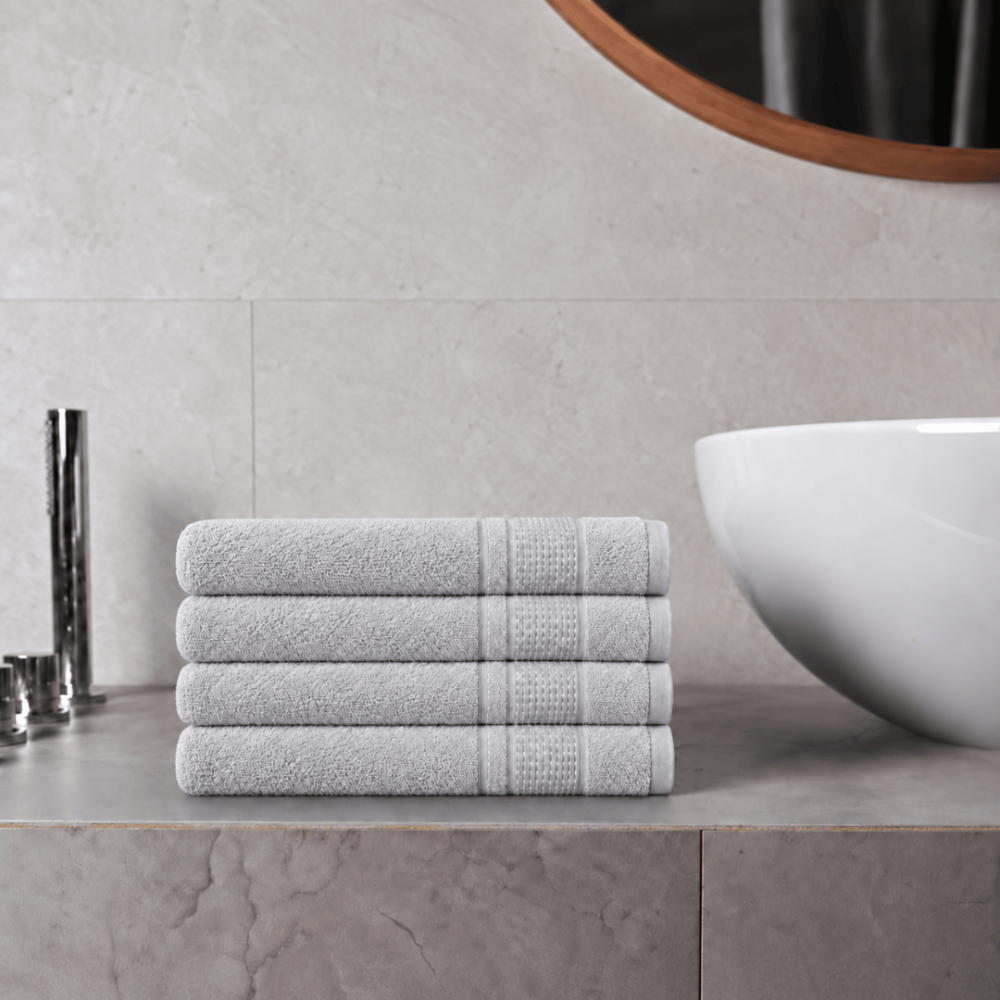Badetuch „Royal Light Grey towel“, 70x140 cm. Unifarbenes graues handtuch mit kleinteiligem geometrischem muster im zierband. Badetuch „Royal Light Grey towel“, 70x140 cm. Unifarbenes graues handtuch mit kleinteiligem geometrischem muster im zierband.