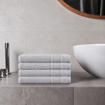 Badetuch „Royal Light Grey towel“, 70x140 cm. Unifarbenes graues handtuch mit kleinteiligem geometrischem muster im zierband. Badetuch „Royal Light Grey towel“, 70x140 cm. Unifarbenes graues handtuch mit kleinteiligem geometrischem muster im zierband.