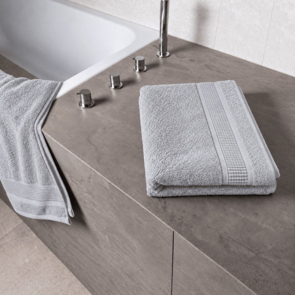 Badetuch „Royal Light Grey towel“, 70x140 cm. Handtuch in einem dezenten grauton mit schmal umrahmter bordüre. Badetuch „Royal Light Grey towel“, 70x140 cm. Handtuch in einem dezenten grauton mit schmal umrahmter bordüre.