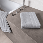 Badetuch „Royal Light Grey towel“, 70x140 cm. Handtuch in einem dezenten grauton mit schmal umrahmter bordüre. Badetuch „Royal Light Grey towel“, 70x140 cm. Handtuch in einem dezenten grauton mit schmal umrahmter bordüre.
