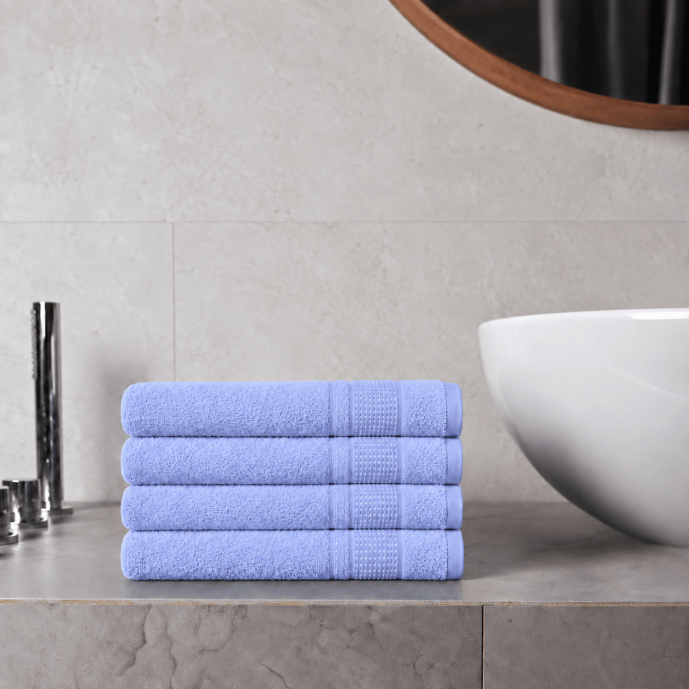 Badetuch „Royal Lilac towel“, 70x140 cm. Zartblaues badetuch mit einer stilvollen gestreiften zierbordüre. Badetuch „Royal Lilac towel“, 70x140 cm. Zartblaues badetuch mit einer stilvollen gestreiften zierbordüre.