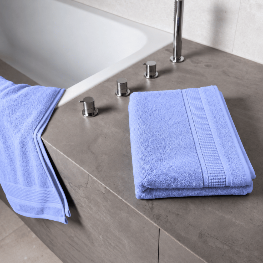 Badetuch „Royal Lilac towel“, 70x140 cm. Blaues badetuch mit strukturierter oberfläche und eleganter zierkante. Badetuch „Royal Lilac towel“, 70x140 cm. Blaues badetuch mit strukturierter oberfläche und eleganter zierkante.